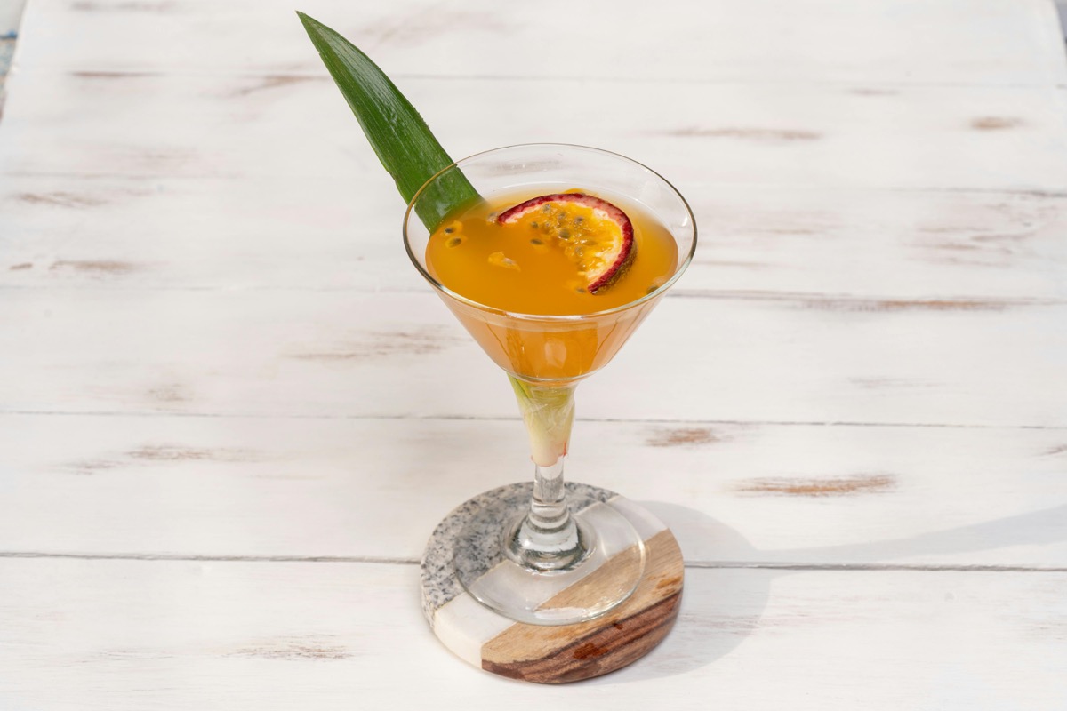 Tropic Sensation gin tonic met tropisch fruit garnering - De Huiskamer aan de Haven